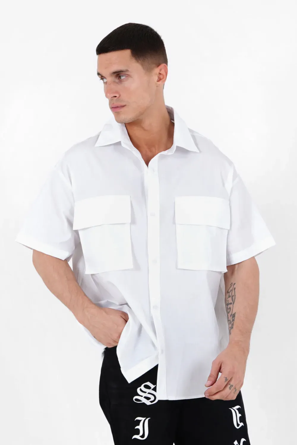 chemise_oversize_logo_gothique_blanc_3.webp Homme Sixth June Hauts | Chemise Oversize Logo Gothique Blanc