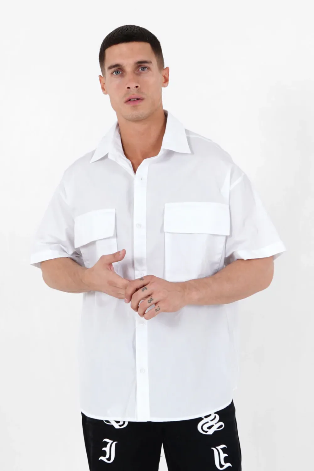 chemise_oversize_logo_gothique_blanc_4.webp Homme Sixth June Hauts | Chemise Oversize Logo Gothique Blanc