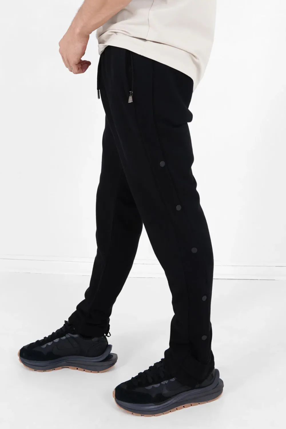 pantalon_jogging_boutons_noir_3.webp Homme Sixth June Pantalons | Pantalon Jogging Boutons Noir