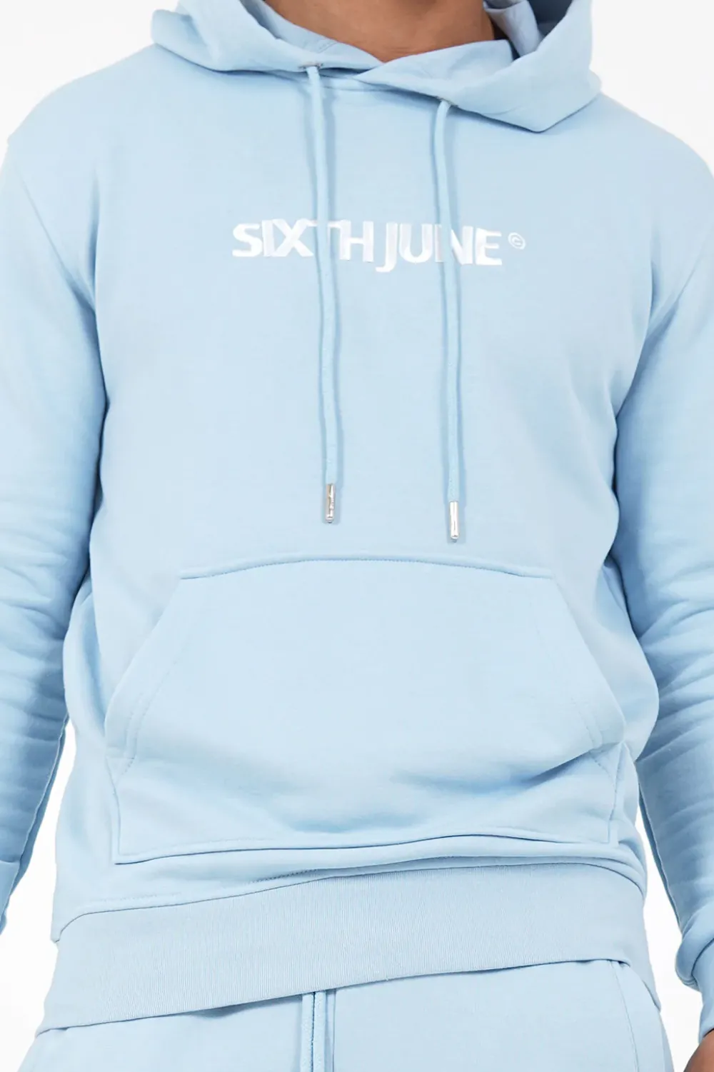 sweatshirt_capuche_logo_brode_bleu_clair_3-1.webp Homme Sixth June Sweats | Sweatshirt Capuche Logo Brode Bleu Clair
