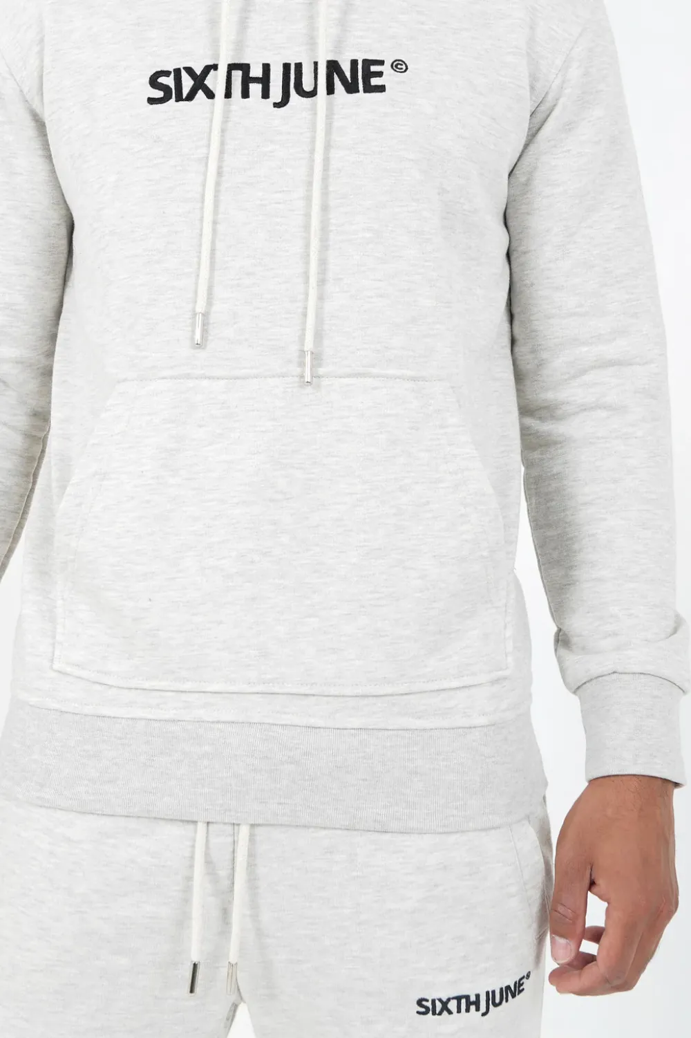 sweatshirt_capuche_logo_brode_gris_clair_3.webp Homme Sixth June Sweats | Sweatshirt Capuche Logo Brode Gris Clair