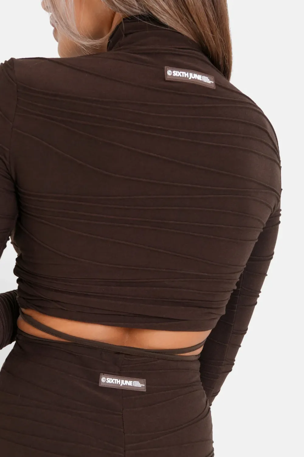 tshirt_court_texture_plisse_marron_fonce_3.webp Femme Sixth June Hauts | T-Shirt Court Texture Plisse Marron Fonce